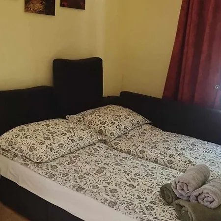 Romantic Getaway In Historic Wooden House דירה *